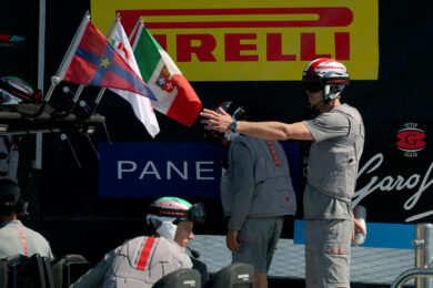 Team Luna Rossa attende la partenza della regate di flotta preliminari della 38ª Louis Vuitton America's Cup a Napoli a Napoli (Foto Alessandro Garofalo/LaPresse)