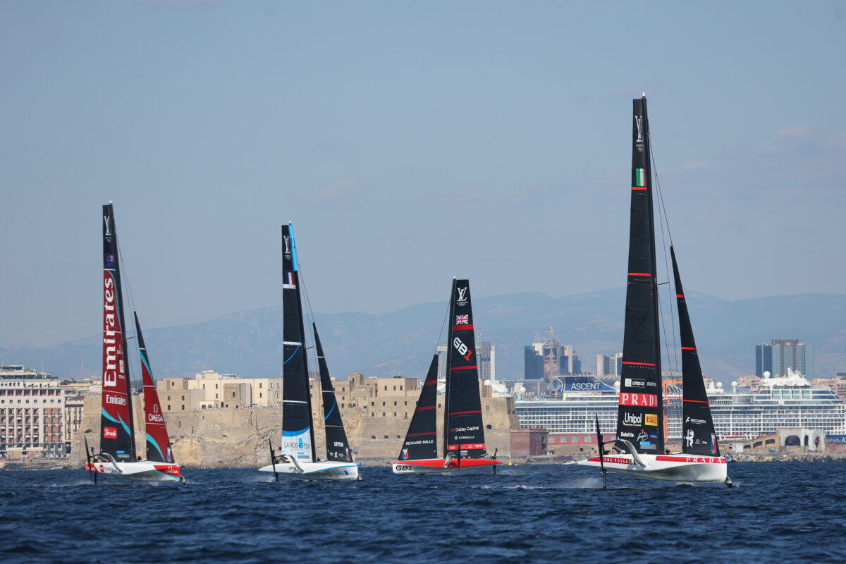 Galleria foto 'America’s Cup, Luna Rossa domina il match race con la New Zealand e trionfa a Napoli: le foto della giornata' - foto 3