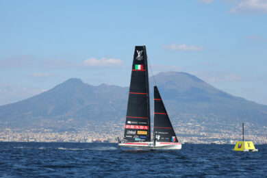 Team Luna Rossa alla finale delle regate di flotta preliminari (Team Luna Rossa contro Emirates Team New Zealand) della 38ª Louis Vuitton America's Cup a Napoli (Foto Alessandro Garofalo/LaPresse)