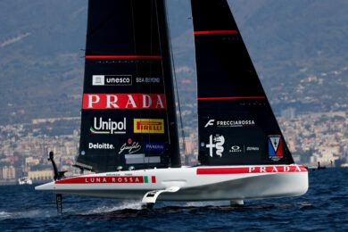 Team Luna Rossa alla finale delle regate di flotta preliminari (Team Luna Rossa contro Emirates Team New Zealand) della 38ª Louis Vuitton America's Cup a Napoli (Foto Alessandro Garofalo/LaPresse)