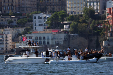 Tifosi in mare a Napaoli per la regate di flotta preliminari della 38ª Louis Vuitton America's Cup a Napoli a Napoli (Foto Alessandro Garofalo/LaPresse)