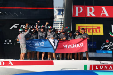 Team Luna Rossa festeggia dopo aver vinto la finale delle regate di flotta preliminari (Team Luna Rossa contro Emirates Team New Zealand) della 38ª Louis Vuitton America's Cup; Napoli (Foto Alessandro Garofalo/LaPresse)