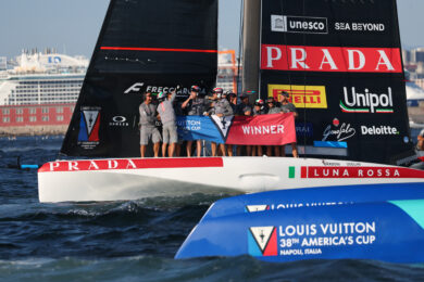 Team Luna Rossa festeggia dopo aver vinto la finale delle regate di flotta preliminari (Team Luna Rossa contro Emirates Team New Zealand) della 38ª Louis Vuitton America's Cup; Napoli (Foto Alessandro Garofalo/LaPresse)