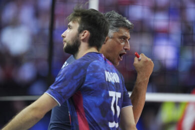 Mister Andrea Giani da indicazioni in Finale Europei volley, Polonia-Francia a Milano (Foto Claudio Furlan/LaPresse)