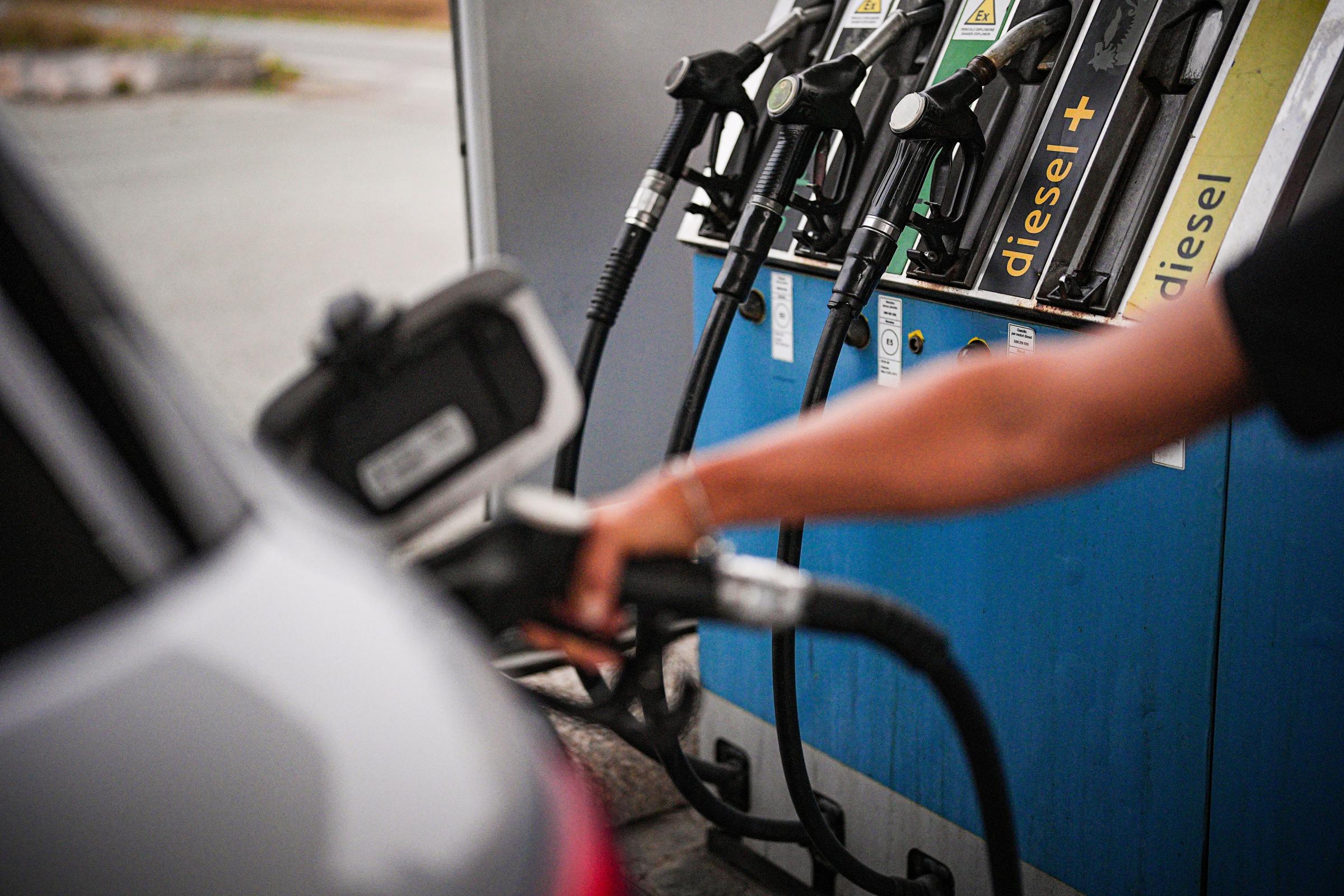 Carburanti, nuovi rialzi dei prezzi: diesel a 2,459 euro in autostrada Carburanti, nuovi rialzi dei prezzi: diesel a 2,459 euro in autostrada