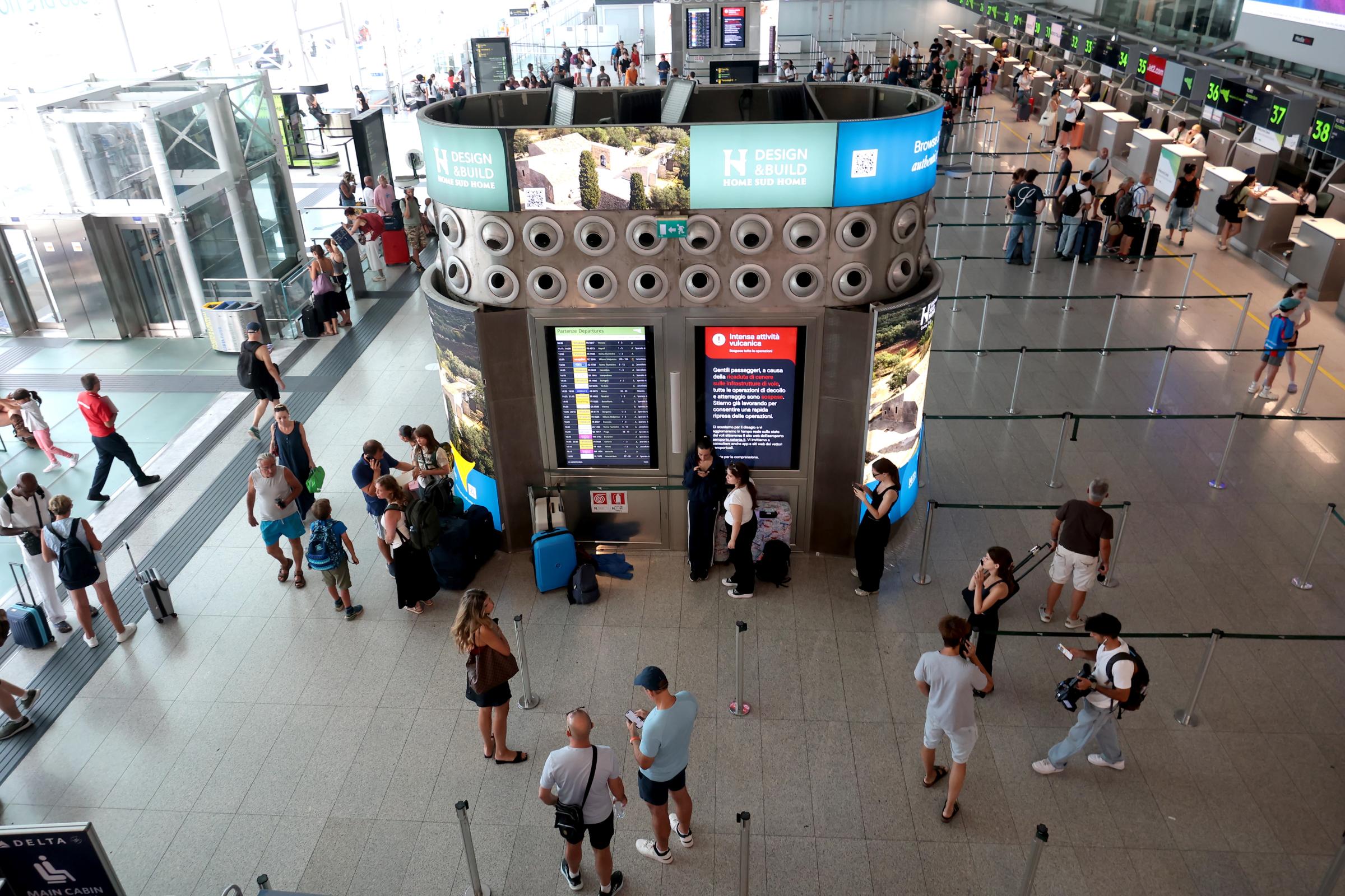 Etna, l’aeroporto di Catania resta chiuso: prorogata la sospensione dei voli Etna, l’aeroporto di Catania resta chiuso: prorogata la sospensione dei voli