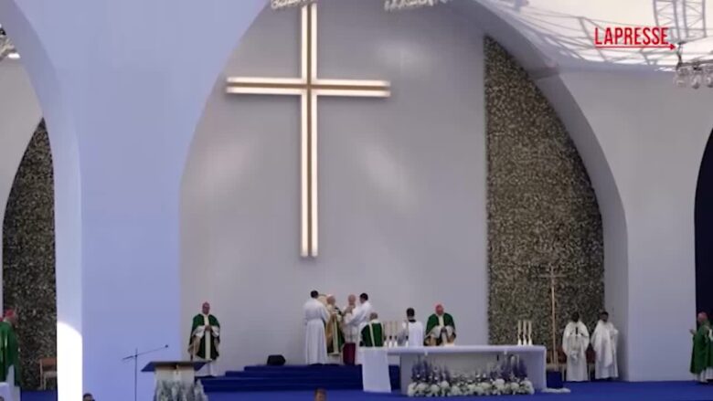 Il Papa a Lourdes, i fedeli: "E' una gioia immensa"