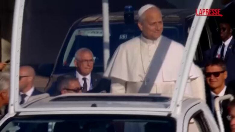 Papa Leone XIV a Lourdes, il saluto alla folla dalla papamobile e le benedizioni ai bimbi