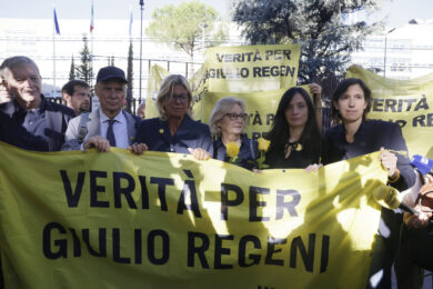 Gruppo dei sostenitori in gialli ed i politici, la mamma e il papà di Giulio prima della sentenza fuori dal tribunale di Roma ( Foto Cecilia Fabiano/ LaPresse)