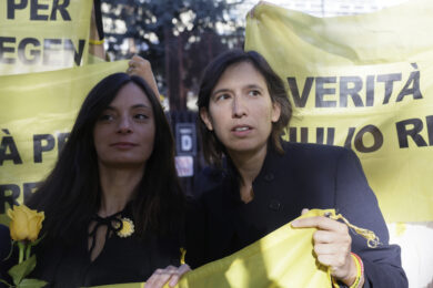 Irene Regeni e Elly Schlein prima della sentenza fuori dal tribunale di Roma ( Foto Cecilia Fabiano/ LaPresse)