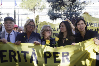 Gruppo dei sostenitori in gialli ed i politici, la mamma e il papà di Giulio prima della sentenza fuori dal tribunale di Roma ( Foto Cecilia Fabiano/ LaPresse)
