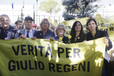 Gruppo dei sostenitori in gialli ed i politici, la mamma e il papà di Giulio prima della sentenza fuori dal tribunale di Roma ( Foto Cecilia Fabiano/ LaPresse)