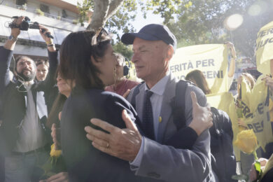 Il padre di Giulio Claudio Regeni con Elly Schlein prima della sentenza fuori dal tribunale di Roma ( Foto Cecilia Fabiano/ LaPresse)