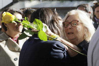 La madre di Giulio Paola Deffendi con Elly Schlein prima della sentenza fuori dal tribunale di Roma ( Foto Cecilia Fabiano/ LaPresse)