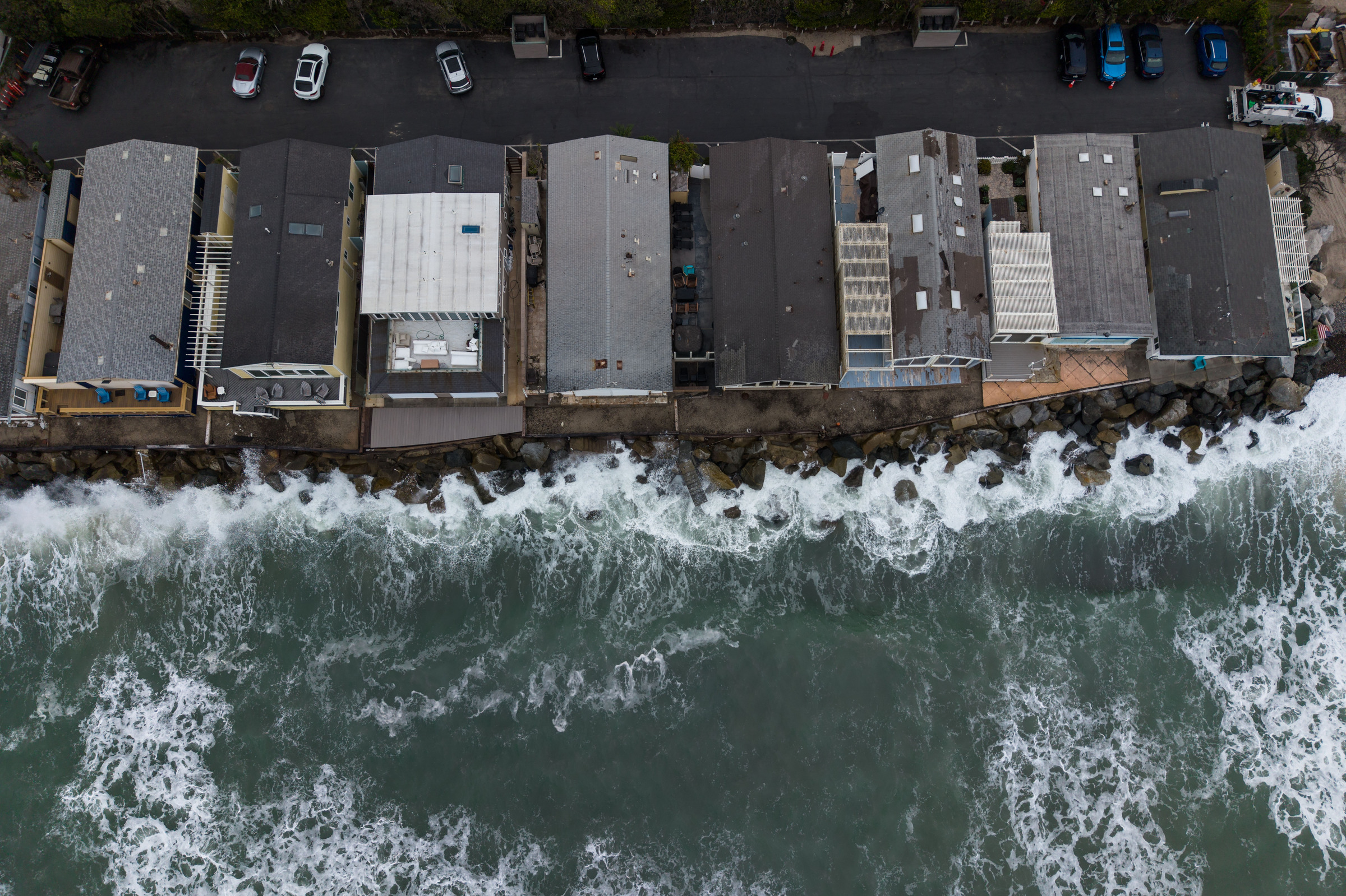 California, le spiagge si stanno restringendo: le foto