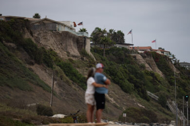 Le scogliere in via di sgretolamento a North Beach, a San Clemente, California (Foto AP/Jae C. Hong)