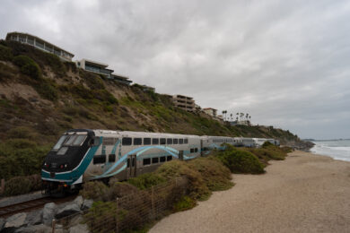 Le spiagge della California si stanno progressivamente restringendo . Un treno della Metrolink viaggia lungo la costa a San Clemente, in California (Foto AP/Jae C. Hong)