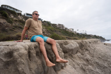 Le spiagge della California si stanno progressivamente restringendo . Charlie Fox, residente a San Clemente e meteorologo marino, fotografato a North Beach a San Clemente, in California (Foto AP/Jae C. Hong)