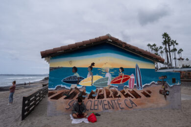 Le spiagge della California si stanno progressivamente restringendo . Due bagnanti visitano North Beach a San Clemente, in California (Foto AP/Jae C. Hong)
