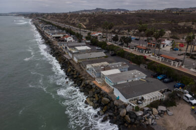Le spiagge della California si stanno progressivamente restringendo . Case affacciate sull'oceano lungo la costa vicino a North Beach a San Clemente, in California (Foto AP/Jae C. Hong)