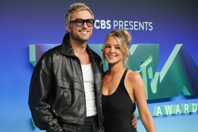 Brandon Sklenar e Hassie Harrison agli MTV Video Music Awards al Peacock Theater di Los Angeles (Foto di Jordan Strauss/Invision/AP)