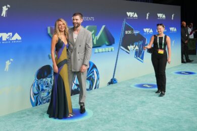 Isabel May e David Corenswet agli MTV Video Music Awards al Peacock Theater di Los Angeles (Foto di Jordan Strauss/Invision/AP)