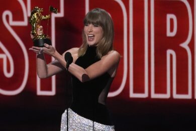 Taylor Swift riceve il premio MTV VMA Artist Director Honors durante gli MTV Video Music Awards al Peacock Theater di Los Angeles (Foto AP/Chris Pizzello)