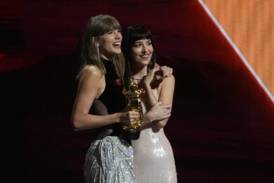 Taylor Swift con Dakota Johnson riceve il premio MTV VMA Artist Director Honors durante gli MTV Video Music Awards al Peacock Theater di Los Angeles (Foto AP/Chris Pizzello)