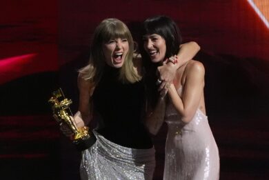 Taylor Swift con Dakota Johnson riceve il premio MTV VMA Artist Director Honors durante gli MTV Video Music Awards al Peacock Theater di Los Angeles (Foto AP/Chris Pizzello)