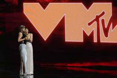 Taylor Swift con Dakota Johnson riceve il premio MTV VMA Artist Director Honors durante gli MTV Video Music Awards al Peacock Theater di Los Angeles (Foto AP/Chris Pizzello)
