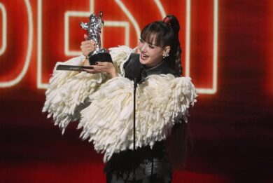 Lisa riceve il premio MTV VMA Artist Director Honors durante gli MTV Video Music Awards al Peacock Theater di Los Angeles (Foto AP/Chris Pizzello)