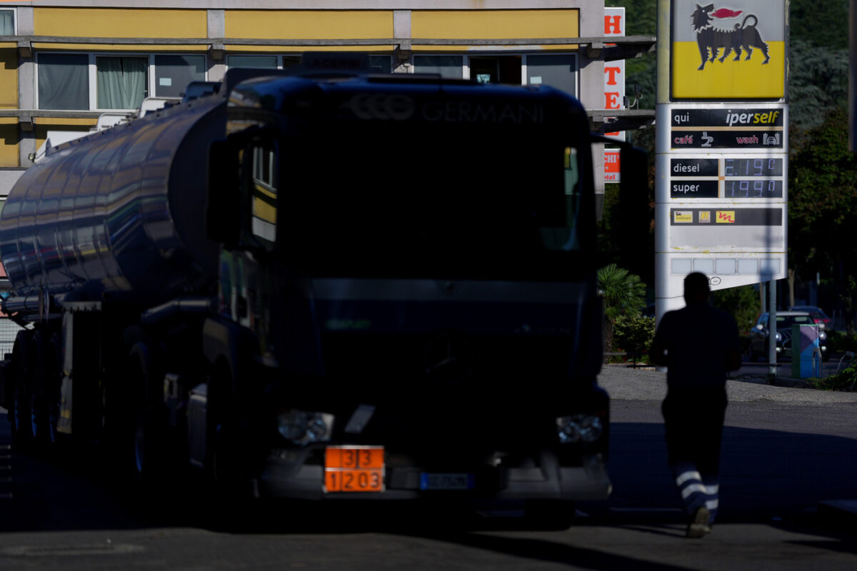 Carburanti, il settore dei trasporti si mobilita: camionisti e tassisti verso lo sciopero Carburanti, il settore dei trasporti si mobilita: camionisti e tassisti verso lo sciopero