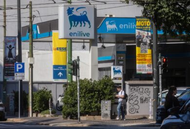 Carburanti, l’effetto Eni e Ip ferma gli aumenti dei prezzi. Assopetroli: “Price cap anche per l’ingrosso”