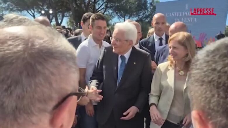 Il presidente Mattarella a Castelporziano: le strette di mano coi cittadini