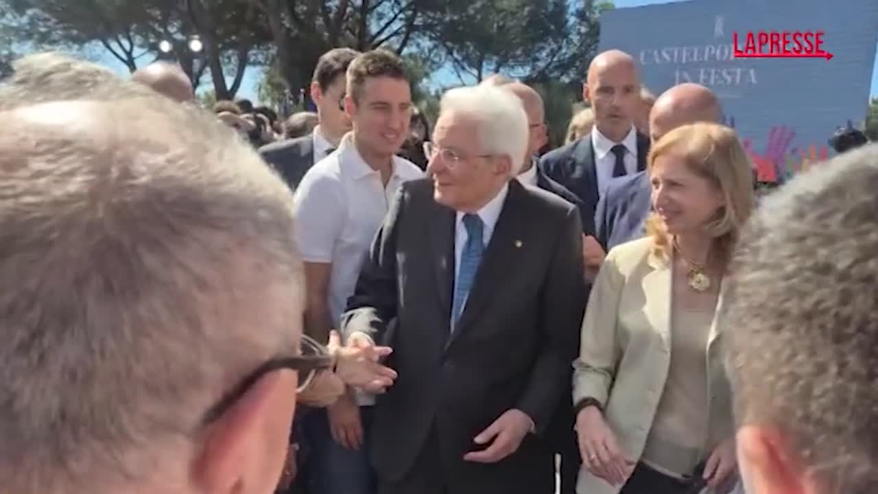 il presidente mattarella a castelporziano le strette di mano coi cittadini da Lapresse.it il presidente mattarella a castelporziano le strette di mano coi cittadini