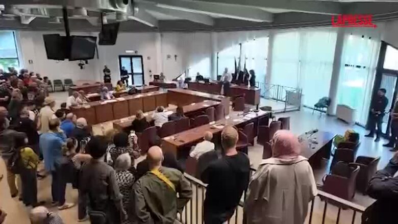 Roma, influencer sovranista strappa bandiera palestinese: bagarre al Municipio V