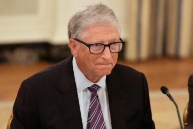 Intelligenza artificiale, Bill Gates: “Può causare un miliardo di morti, servono regole”