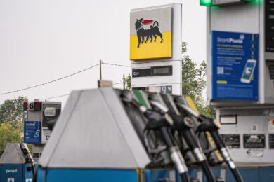 Carburanti, Ip segue Eni: prezzi calmierati. Meloni: “Segnale importante”