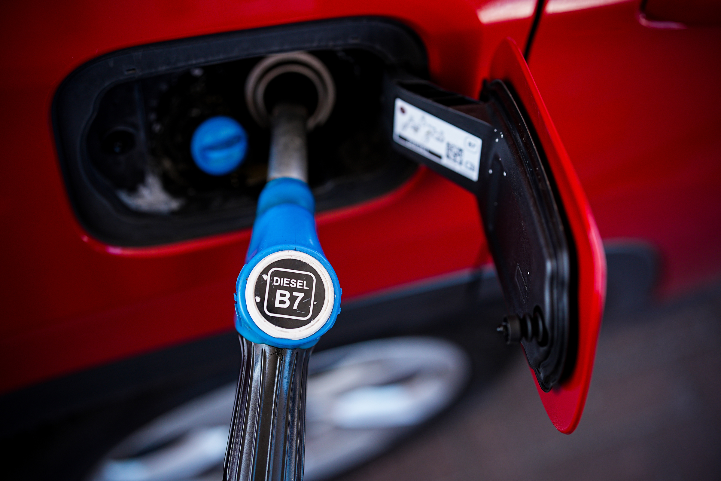 Carburanti, prezzi in calo: benzina e diesel scendono dopo il tetto di Eni e Ip