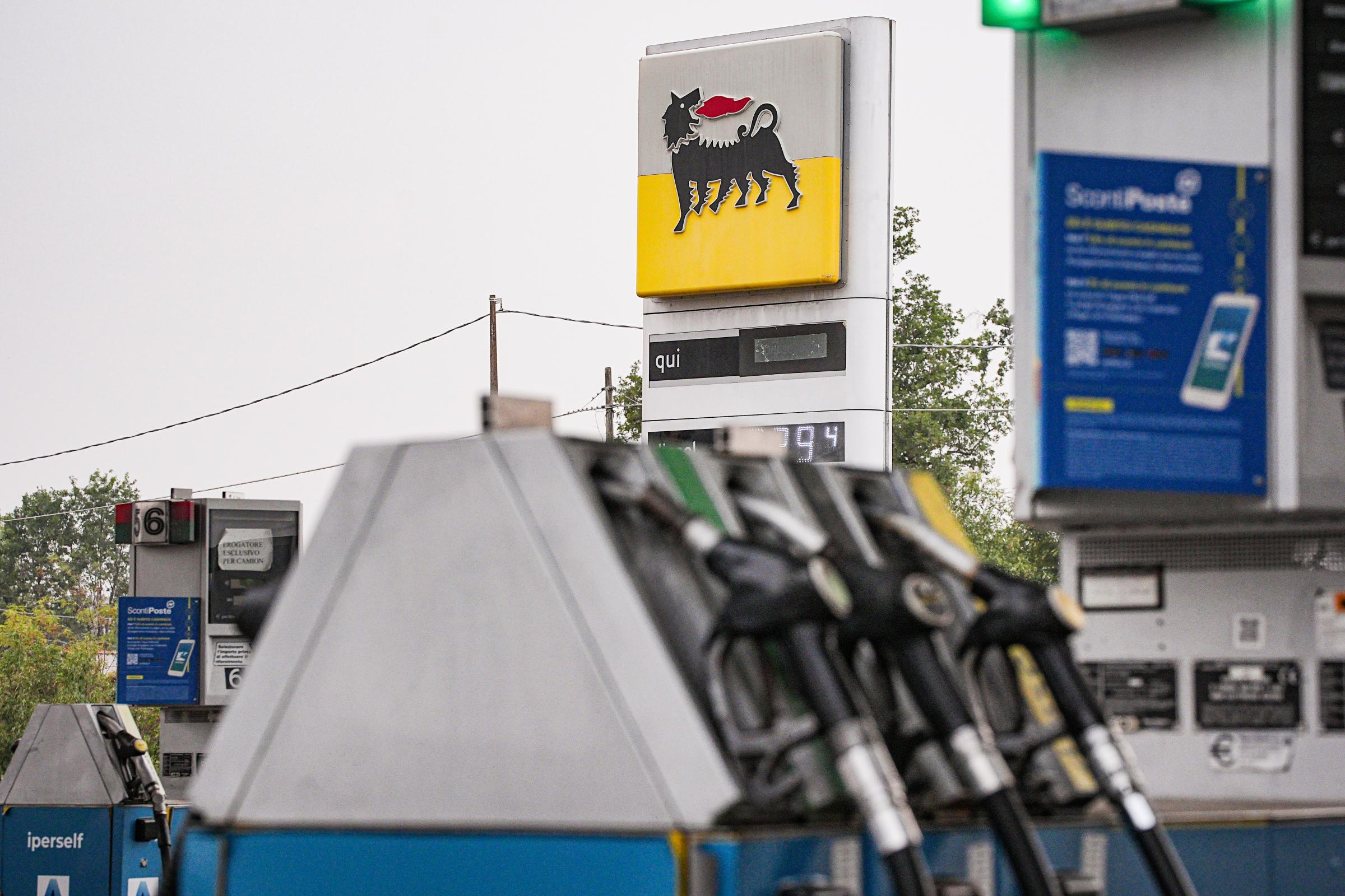 Carburanti, Ip segue Eni: prezzi calmierati. Meloni: “Segnale importante”
