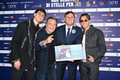 Aka 7even, Tullio De Piscopo e Javier Zanetti durante l’evento ‘Una Serata di Stelle per Pupi’ (Fondazione P.U.P.I. Ente Filantropico del Terzo Settore di Javier Zanetti e Paula de la Fuente) in Piazza del Plebiscito a Napoli, Italia - 26 settembre 2026 (Photo by Alessandro Garofalo/LaPresse)
