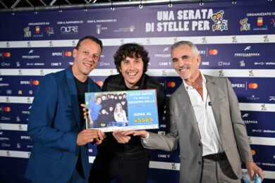 Gli Autogol e Federico Buffa durante l’evento ‘Una Serata di Stelle per Pupi’ (Fondazione P.U.P.I. Ente Filantropico del Terzo Settore di Javier Zanetti e Paula de la Fuente) in Piazza del Plebiscito a Napoli, Italia - 26 settembre 2026 (Photo by Alessandro Garofalo/LaPresse)