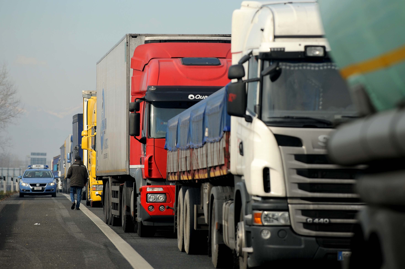 Carburanti, stop dei tir in Sicilia dal 16 ottobre: autotrasportatori fermi per quattro giorni nei porti