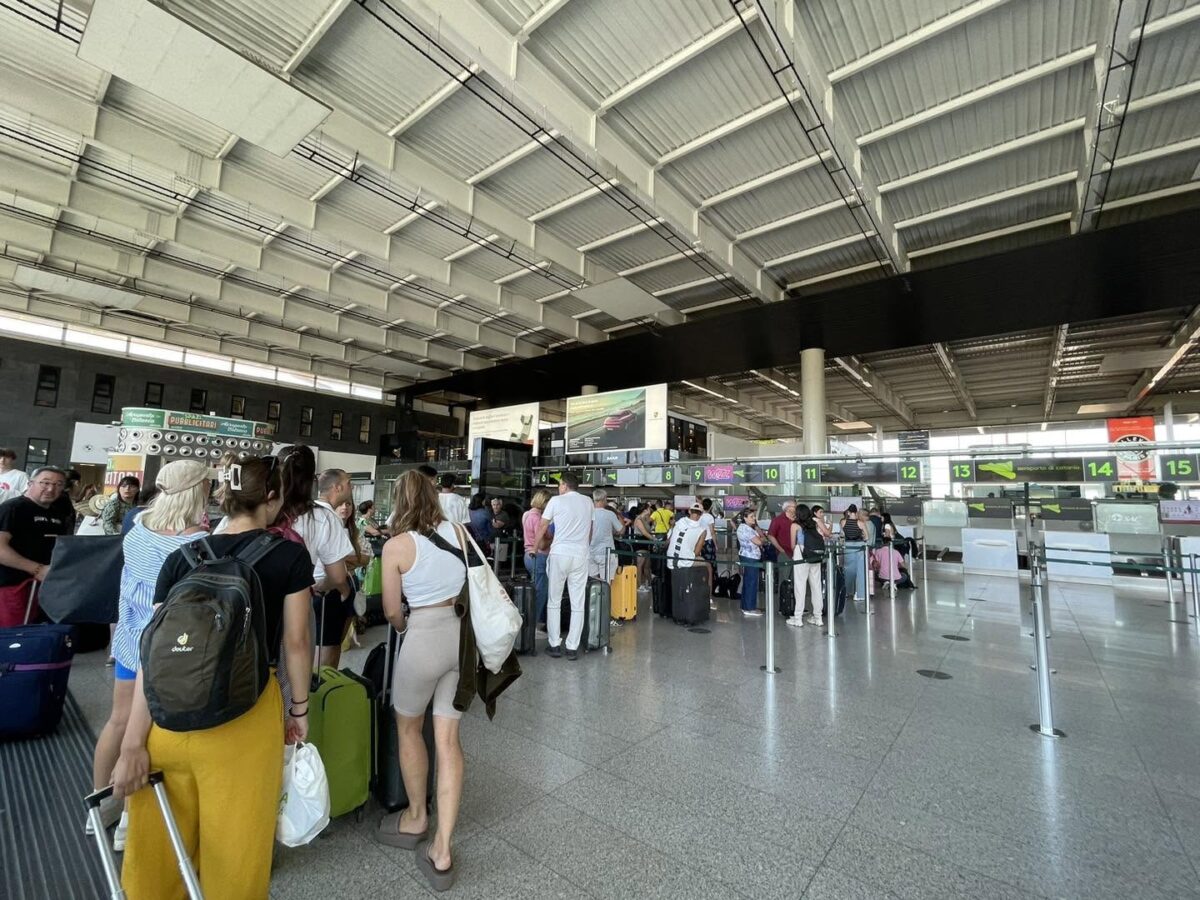 Etna, aeroporto di Catania ancora chiuso. Rimborsi e assistenza: cosa possono ottenere i passeggeri Etna, aeroporto di Catania ancora chiuso. Rimborsi e assistenza: cosa possono ottenere i passeggeri