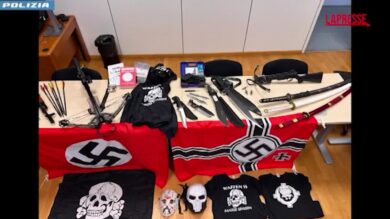 Terrorismo, 17enne arrestato a Trento: in casa vessilli suprematisti, coltelli, machete e spade
