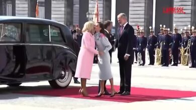 Spagna, Re Felipe VI accoglie il presidente francese Emmanuel Macron con Brigitte