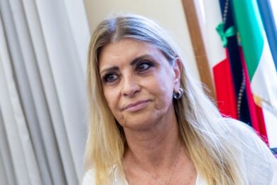 David Rossi, la moglie: “Sulla morte di mio marito indagini fatte male, dalla banca solo silenzio”