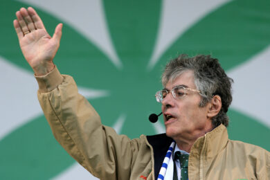 Umberto Bossi, consigliere Pd a Reggio Emilia: “Per fortuna il Signore l’ha chiamato”. È polemica