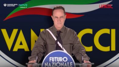 Crozza/Vannacci: "Dalle sponde della Calabria è ufficialmente salpata la corazzata Vannacci"