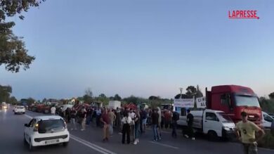 Caro carburanti e giusto prezzo, la protesta dei trattori a Roma: “Siamo esasperati”